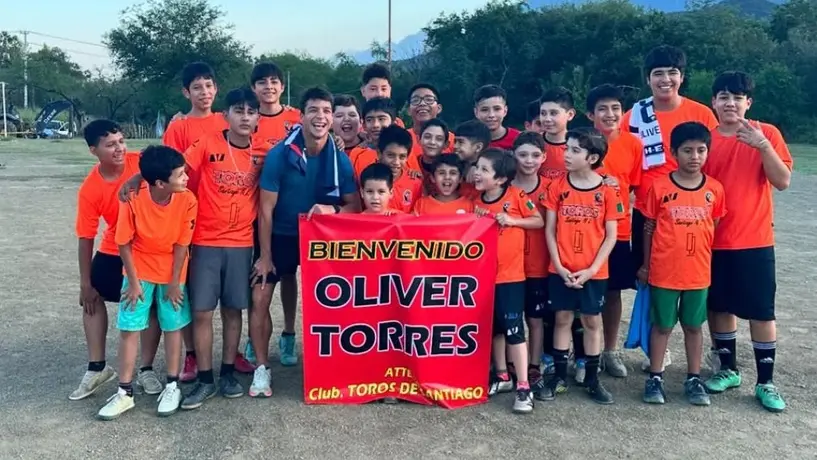 Óliver Torres visita a equipo de futbol de casa hogar en Monterrey