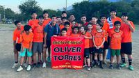 Óliver Torres visita a equipo de futbol de casa hogar en Monterrey
