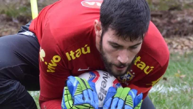 Portero brasileño hace tremenda atajada se distrae y termina recibiendo gol