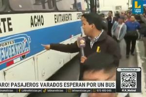 Reportero del Perú se vuelve viral al quedar atrapado en un bus durante su cobertura en vivo