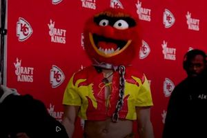 ¡Animal! Mack Hollins llega a Kansas City con disfraz de Los Muppets