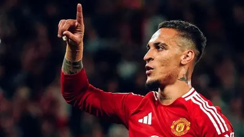 Manchester United busca salida de Antony a préstamo