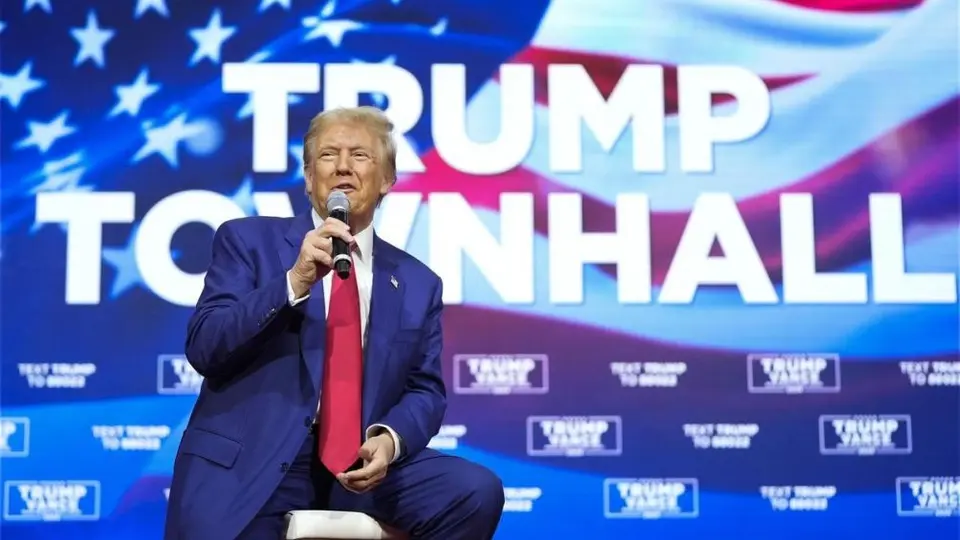 Donald Trump interrumpe su mitin para cantar “Ave María” y Kamala Harris cuestiona su salud mental