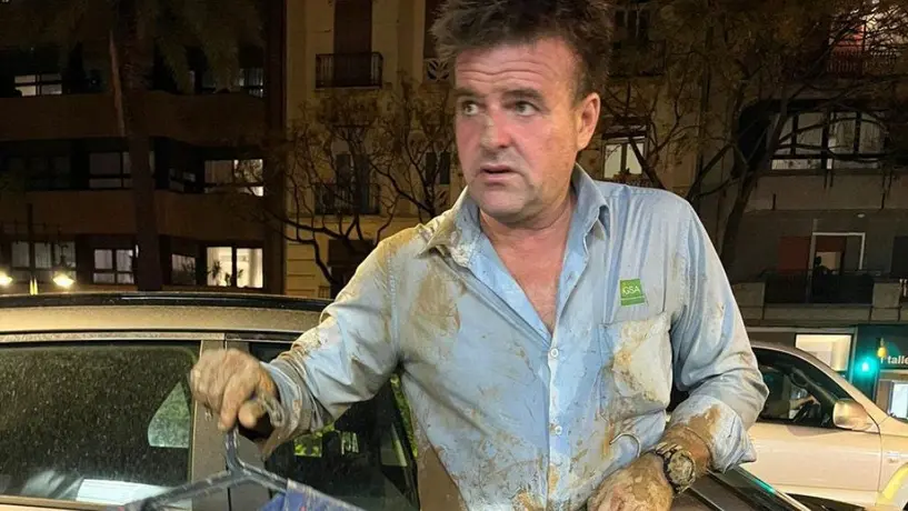 Aficionado del Valencia arriesga su vida para rescatar playeras afectadas por la DANA
