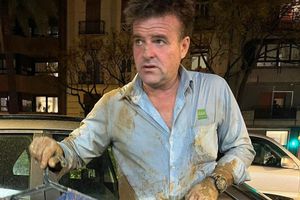 Aficionado del Valencia arriesga su vida para rescatar playeras afectadas por la DANA