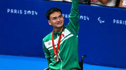 Angel Camacho, medallista paralímpico, invita a la afición a recibirlos en el Aeropuerto