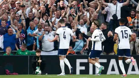 Aficionados irlandeses abuchean a Rice y Grealish previo a partido ante Inglaterra