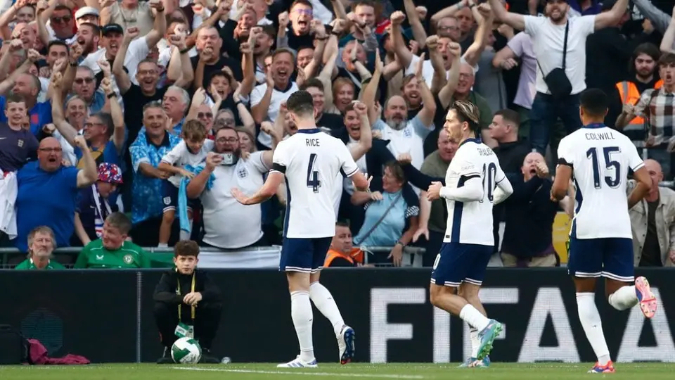 Aficionados irlandeses abuchean a Rice y Grealish previo a partido ante Inglaterra