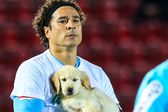 ¿Por qué Guillermo Ochoa salió con un perro en brazos en el partido del AVS Futebol SAD?