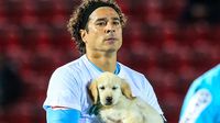 ¿Por qué Guillermo Ochoa salió con un perro en brazos en el partido del AVS Futebol SAD?