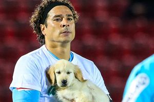¿Por qué Guillermo Ochoa salió con un perro en brazos en el partido del AVS Futebol SAD?