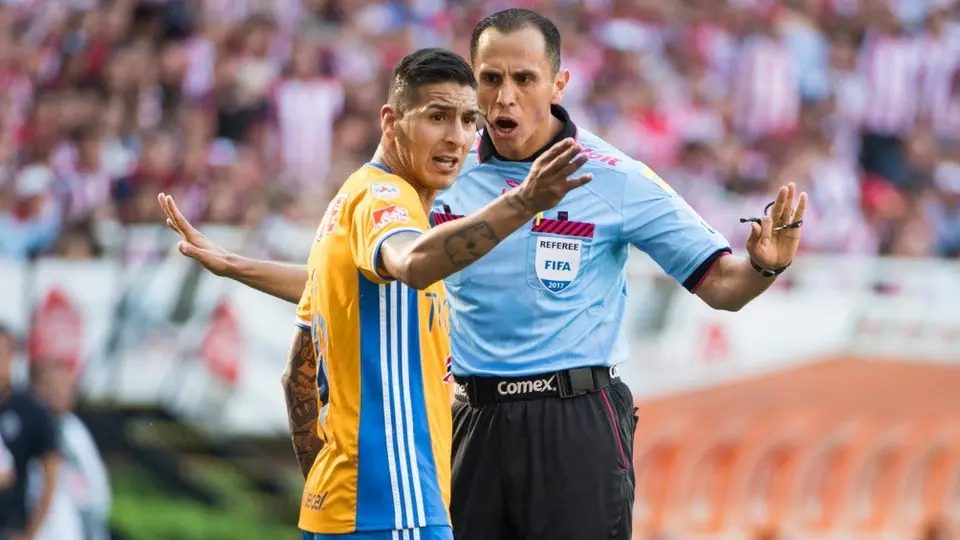 Exjugador de Chivas confiesa error de Santander en título del 2017: “Sí le metió un patadón”