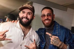 ¿Sergio Ramos cuelga los botines por la música? El español sorprende junto a Carín León