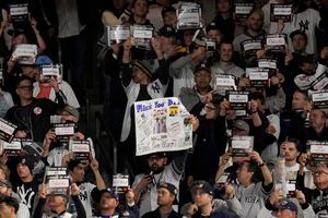 "De pie contra el cáncer": La emotiva iniciativa que se dio en el juego 4 de la Serie Mundial