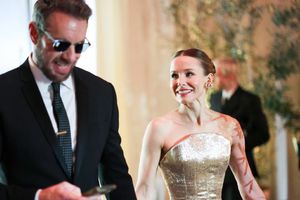 Dax Shepard fue captado viendo el Vikings vs Lions desde los Golden Globes Awards