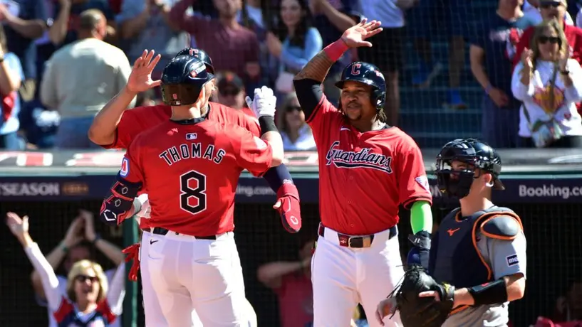 Thomas pega HR y bullpen de Cleveland anula a Tigers en 1er juego de Serie Divisional