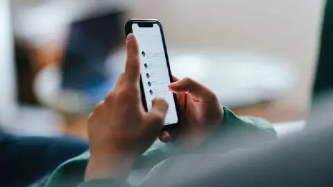 ¿Qué significa recibir el número 7642 en WhatsApp?