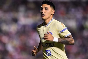 Padre de Leo Suárez aparece con playera del América