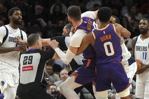 ¡Se armó la bronca! Jugadores de Suns y Mavs desatan pelea y resulta en tres expulsados