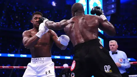 Dubois retiene título pesado de la FIB con paliza y nocaut a Anthony Joshua