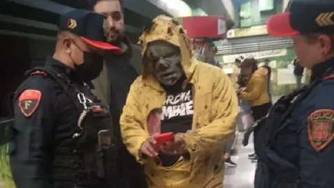 'Zombie' causa terror en el Metro de la Ciudad de México