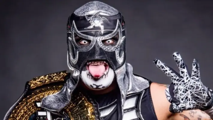 ¡Llegó la merch! WWE lanza productos oficiales de Pentagón Jr.