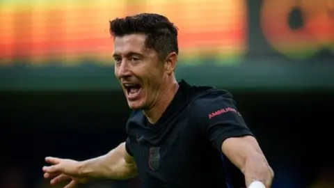 Lewandowski comanda la victoria del Barcelona con doblete ante el Villarreal