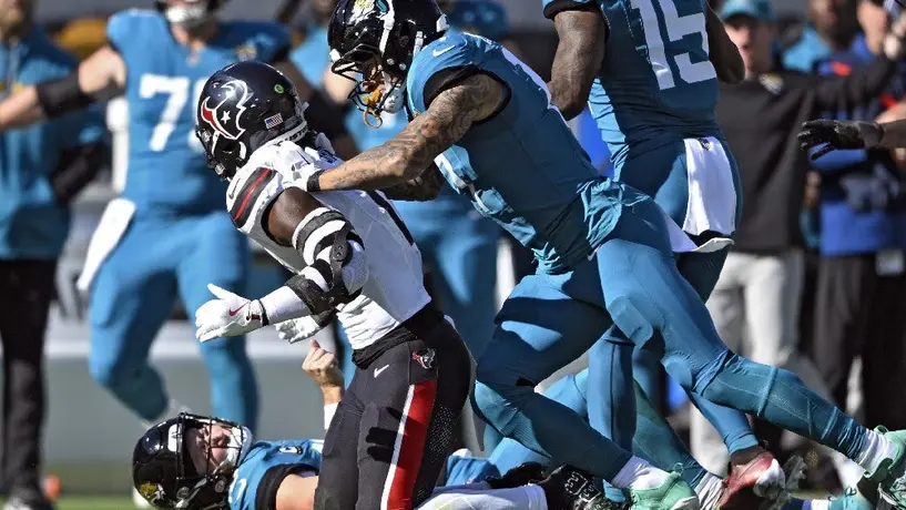 La NFL suspende a Azeez Al-Shaair de los Houston Texans por violento golpe a Lawrence