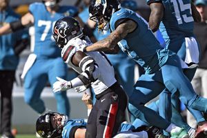 La NFL suspende a Azeez Al-Shaair de los Houston Texans por violento golpe a Lawrence