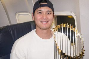 ¡De vuelta a casa! Dodgers aterriza en Los Ángeles con trofeo de la Serie Mundial