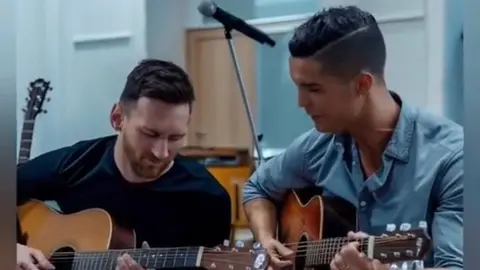 Messi y Cristiano Ronaldo hacen dueto y tocan la guitarra gracias a la IA