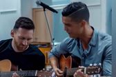 Messi y Cristiano Ronaldo hacen dueto y tocan la guitarra gracias a la IA