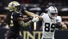 Brock Bowers establece récords de novato en la NFL