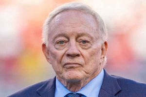 Jerry Jones responde a críticas por el reflejo en el AT&T:  ‘Todos tienen los mismos problemas’