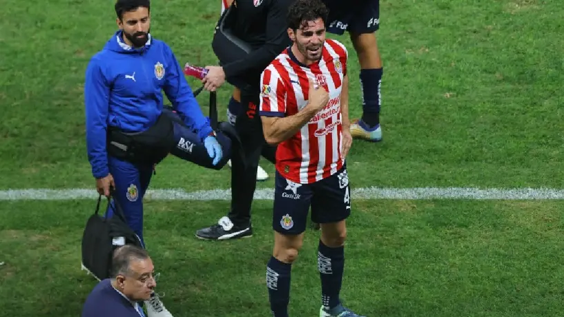 Afición de Chivas estalla y le ‘exigen’ al Pollo Briseño ‘que se vaya’