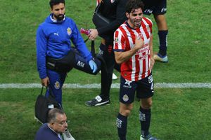 Afición de Chivas estalla y le ‘exigen’ al Pollo Briseño ‘que se vaya’