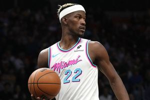 Jimmy Butler regresa de una suspensión y juega el viernes por Miami contra Denver