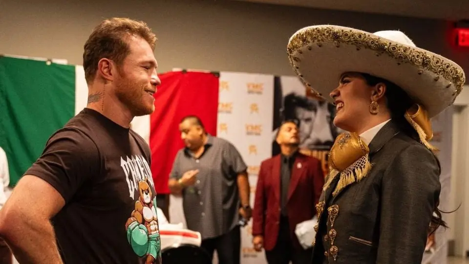 'Canelo' Álvarez defiende a Camila Fernández tras error en el himno nacional