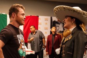 'Canelo' Álvarez defiende a Camila Fernández tras error en el himno nacional