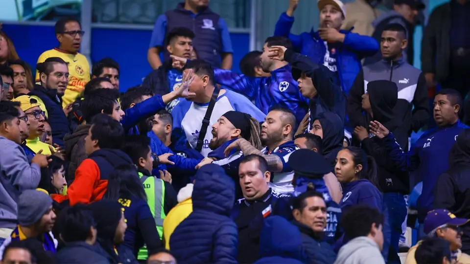 ¡Se armó la bronca! Aficiones de América y Rayados se enfrentaron en las gradas