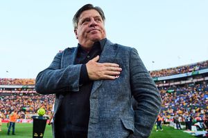 'Piojo' Herrera sobre Santiago Giménez en Selección: 'Nos lo cambian en el avión'