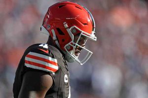 Deshaun Watson se perderá toda la temporada 2025 tras recaída en lesión