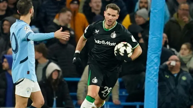 Santiago Giménez anota en su regreso a las canchas contra el Manchester City