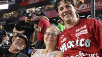 ¡El mejor apoyo! Los padres de Trevor Bauer asistieron a Monterrey para el Juego 3