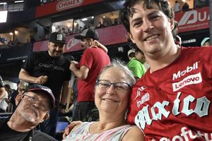 ¡El mejor apoyo! Los padres de Trevor Bauer asistieron a Monterrey para el Juego 3