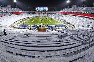 ¡Ni la nieve los detiene! Aficionados de los Bills llenan el estadio a pesar de fuerte nevada