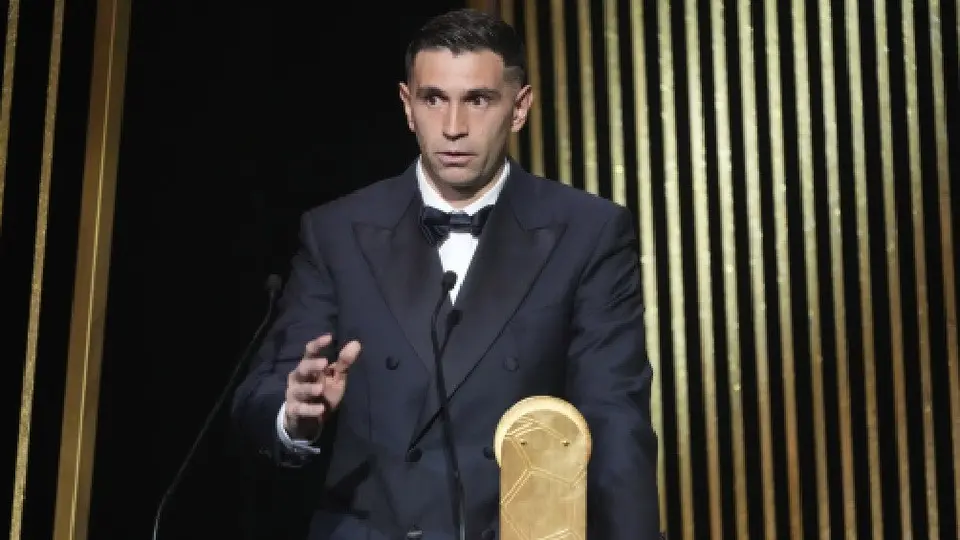 Balón de Oro: Afición francesa protagoniza abucheos contra Dibu Martínez en París