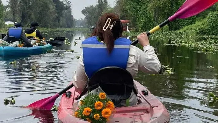 ¿Cuánto cuesta hacer kayak entre los campos de flor de cempasúchil, en Xochimilco?