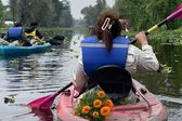¿Cuánto cuesta hacer kayak entre los campos de flor de cempasúchil, en Xochimilco?