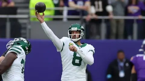 Aaron Rodgers se convierte en el noveno QB en lanzar 60 mil yardas